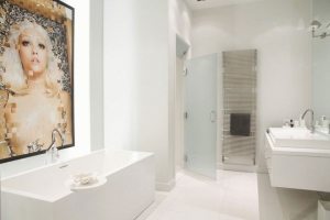 Стеклянная распашная дверь в ванной комнате Стеклянная распашная дверь в ванной комнате