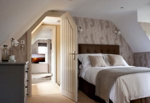 Межкомнатная дверь нестандартной формы в мансардном помещении Межкомнатная дверь нестандартной формы в мансардном помещении