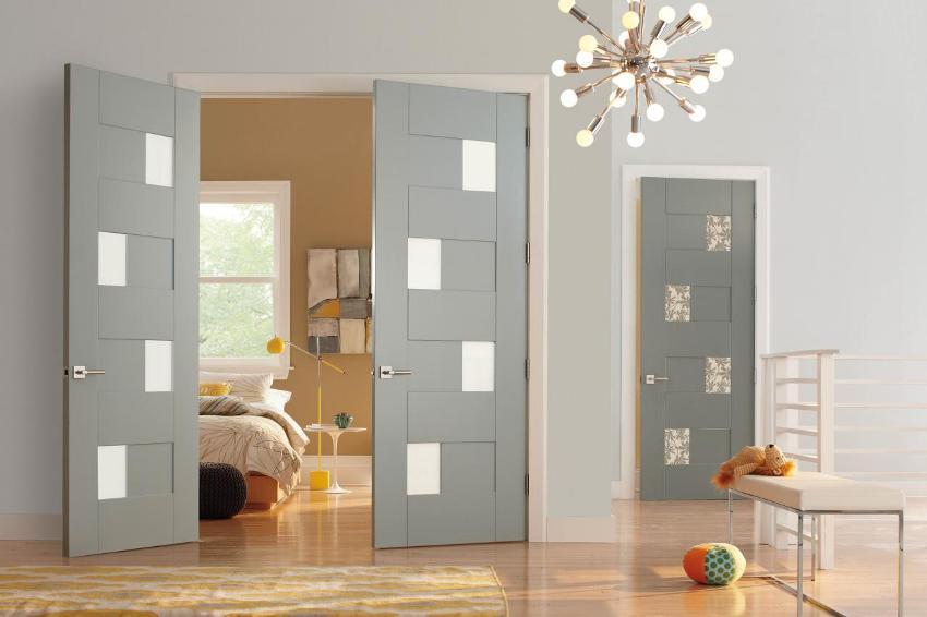 В интерьере для разных комнат использованы двери, выполненные в одинаковом дизайне