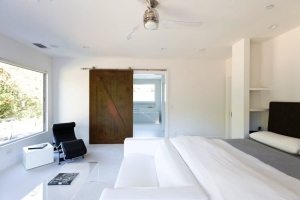 Для нестандартного широкого проема можно подобрать или изготовить на заказ раздвижную дверь-купе Для нестандартного широкого проема можно подобрать или изготовить на заказ раздвижную дверь-купе