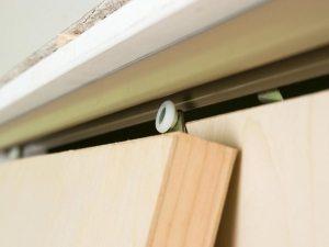 Шаг 6: установка кареток с роликами в верхнюю направляющую Шаг 6: установка кареток с роликами в верхнюю направляющую