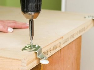 Шаг 5: закрепление скоб на верхнем торце дверного полотна Шаг 5: закрепление скоб на верхнем торце дверного полотна