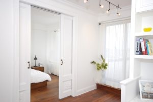 В открытом положении полотно кассетной откатной двери находится в нише внутри стены В открытом положении полотно кассетной откатной двери находится в нише внутри стены