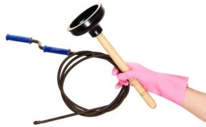 Самые распространенные инструменты для устранения пробок в унитазе - вантуз и сантехнический трос Самые распространенные инструменты для устранения пробок в унитазе - вантуз и сантехнический трос