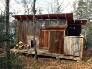 Временный дачный домик с открытым душем для использования в летнее время Временный дачный домик с открытым душем для использования в летнее время