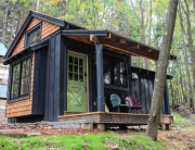 Двухкомнатная дачная постройка с верандой и крыльцом Двухкомнатная дачная постройка с верандой и крыльцом