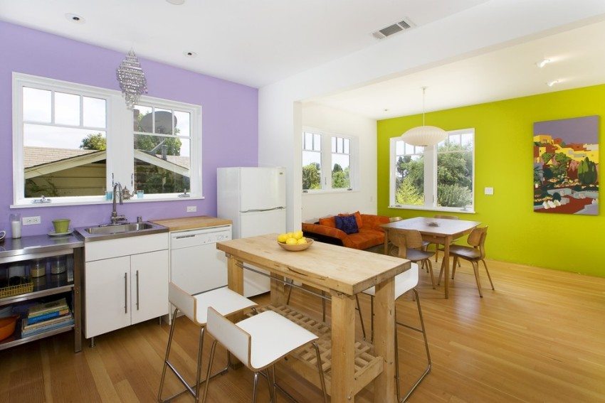 Для отделки стен кухни и гостиной использованы различные цвета краски