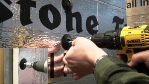 Фиксация листов пенопласта или пенополистирола выполняется специальными креплениями типа «грибок» Фиксация листов пенопласта или пенополистирола выполняется специальными креплениями типа «грибок»