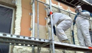 Жидкий пенополиуретан создаёт герметичное покрытие с отличной паро- и гидроизоляцией Жидкий пенополиуретан создаёт герметичное покрытие с отличной паро- и гидроизоляцией