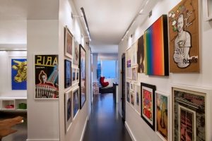В узком и вытянутом коридоре можно организовать мини-галерею из картин и семейных фото
