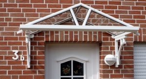 Двускатный козырек из прозрачного поликарбоната Двускатный козырек из прозрачного поликарбоната