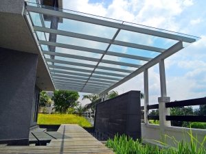Широкий козырёк из поликарбоната с алюминиевым каркасом Широкий козырёк из поликарбоната с алюминиевым каркасом
