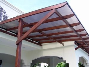 Чтобы деревянный каркас козырька прослужил долго, его следует обработать специальной пропиткой против гниения Чтобы деревянный каркас козырька прослужил долго, его следует обработать специальной пропиткой против гниения