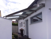 По светопроницаемости поликарбонат может соперничать со стеклом По светопроницаемости поликарбонат может соперничать со стеклом