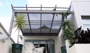 Листовой поликарбонат - популярный материал для обустройства козырьков и навесов Листовой поликарбонат - популярный материал для обустройства козырьков и навесов