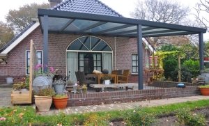 Вход в дом оформлен широким козырьком-навесом из листового поликарбоната Вход в дом оформлен широким козырьком-навесом из листового поликарбоната