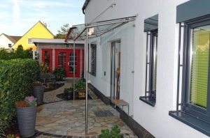 Козырек из прозрачного поликарбоната с каркасом из стальных труб Козырек из прозрачного поликарбоната с каркасом из стальных труб