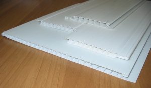 Пластиковые панели для потолка представляют собой полую планку из ПВХ, усиленную внутренними ребрами жёсткости