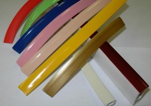 Маскировочную ленту можно подобрать под цвет поверхности натяжного потолка Маскировочную ленту можно подобрать под цвет поверхности натяжного потолка