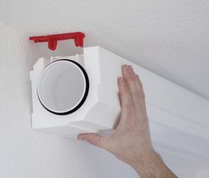 Пластиковые воздуховоды для кухонной вытяжки крепятся к потолку на специальные кронштейны Пластиковые воздуховоды для кухонной вытяжки крепятся к потолку на специальные кронштейны