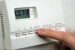 Воздушное отопление снабжено системой автоматики, которая сама регулирует подачу необходимого количества тепла Воздушное отопление снабжено системой автоматики, которая сама регулирует подачу необходимого количества тепла