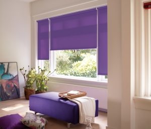 Рулонные тканевые шторы прекрасно защищают комнату от проникновения солнечных лучей Рулонные тканевые шторы прекрасно защищают комнату от проникновения солнечных лучей