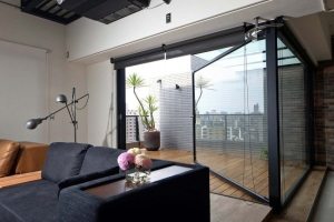 Жалюзи из темно-серой ткани с потолочным креплением Жалюзи из темно-серой ткани с потолочным креплением