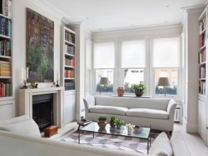 Белые рулонные ролеты на окнах в гостиной Белые рулонные ролеты на окнах в гостиной