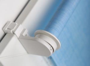 Рулонная штора наматывается на пластиковый вал, который крепится к оконной раме Рулонная штора наматывается на пластиковый вал, который крепится к оконной раме