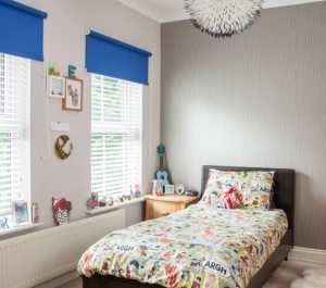 Тканевые рулонные шторы ярко-синего цвета в детской Тканевые рулонные шторы ярко-синего цвета в детской