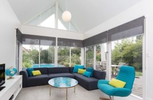 Французские окна в гостиной оформлены с помощью рулонных жалюзи Французские окна в гостиной оформлены с помощью рулонных жалюзи