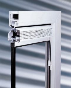 Металлопластиковое окно со встроенным воздушным клапаном для естественной вентиляции Металлопластиковое окно со встроенным воздушным клапаном для естественной вентиляции