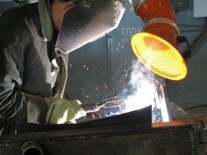 Местная вытяжная вентиляция работает на выведение загрязненного воздуха в местах его концентрации Местная вытяжная вентиляция работает на выведение загрязненного воздуха в местах его концентрации