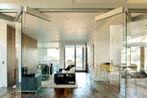 Дверь-книжка из стекла в металлической оправе Дверь-книжка из стекла в металлической оправе