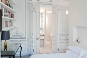 На стены и складную дверь в спальне нанесен одинаковый трафаретный рисунок На стены и складную дверь в спальне нанесен одинаковый трафаретный рисунок