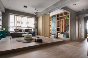 Дверь-книжка используется в качестве перегородки между гостиной и детской игровой зоной Дверь-книжка используется в качестве перегородки между гостиной и детской игровой зоной