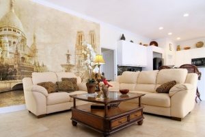 Дизайнерские стеклообои с нанесенным рисунком в интерьере современной гостиной Дизайнерские стеклообои с нанесенным рисунком в интерьере современной гостиной