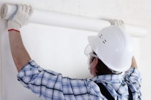 При работе со стеклообоями необходимо использовать перчатки и закрытую одежду При работе со стеклообоями необходимо использовать перчатки и закрытую одежду