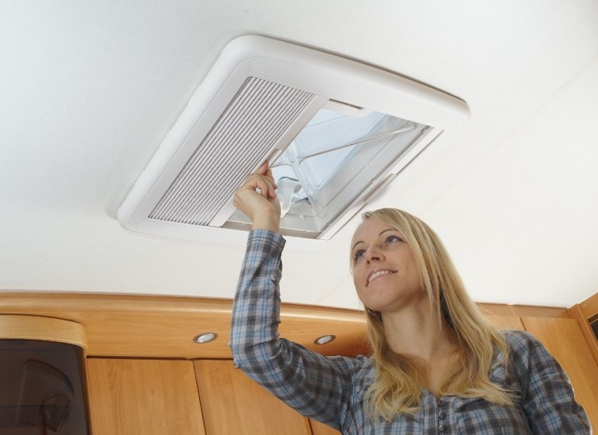 При механической вентиляции помещения дополнительно возможны увлажнение, очистка, нагрев или охлаждение воздуха