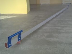 Строительное правило – используется при заливке стяжки по маякам Строительное правило – используется при заливке стяжки по маякам