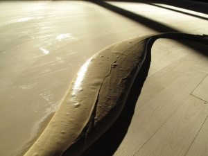 Приобретая самовыравнивающуюся смесь для выравнивания деревянных полов, убедитесь что её состав подходит для заливки деревянных поверхностей Приобретая самовыравнивающуюся смесь для выравнивания деревянных полов, убедитесь что её состав подходит для заливки деревянных поверхностей