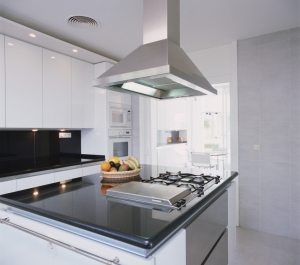 Островная вытяжка имеет эстетичный вид со всех четырех сторон Островная вытяжка имеет эстетичный вид со всех четырех сторон