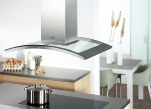 Островная вытяжка снабжена кнопочной панелью управления Островная вытяжка снабжена кнопочной панелью управления