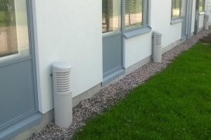 Цокольные дефлекторы оборудованы решётками, препятствующими попаданию в них мелких предметов и грызунов Цокольные дефлекторы оборудованы решётками, препятствующими попаданию в них мелких предметов и грызунов