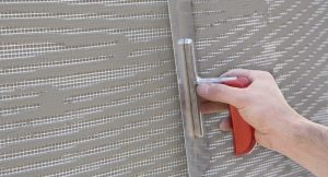 Применение армирующей сетки помогает избежать растрескивания штукатурки при усадке здания