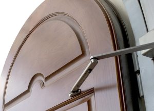 Выбирая доводчик, необходимо учитывать размеры и массу дверной конструкции Выбирая доводчик, необходимо учитывать размеры и массу дверной конструкции