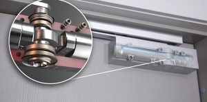 Дверной доводчик со скользящей тягой - вид в разрезе Дверной доводчик со скользящей тягой - вид в разрезе