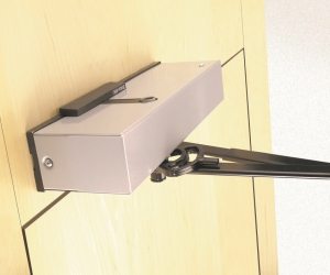 Доводчик обеспечит мягкое и плавное открывание и закрывание двери Доводчик обеспечит мягкое и плавное открывание и закрывание двери