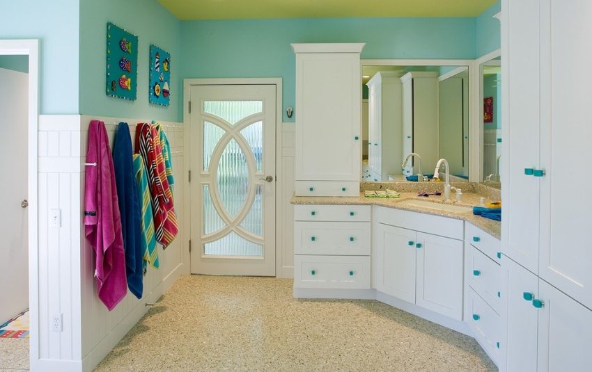 Белая дверь с резным орнаментом и матовыми вставками в ванной