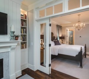 Дверь-гармошка в спальне выполнена из дерева и стекла Дверь-гармошка в спальне выполнена из дерева и стекла